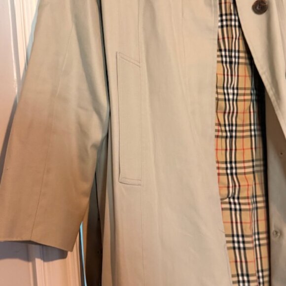 Burberry | Classic Tan 100% Cotton Long Single Breasted Trench Plaid Interior - Picture 8 of 12